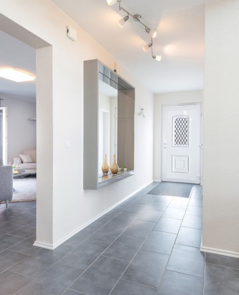 Porte d'entrée parclosé MUROL - Visuel d'ambiance Intérieur de maison lumineux avec décoration minimaliste et porte d'entrée blanche